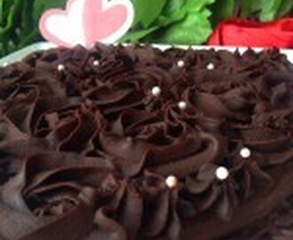 Tarta corazón red velvet, rellena de merengue de chocolate con cobertura de ganache negro