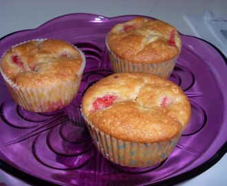 Muffins med vit choklad, lemon curd och färska jordgubbar