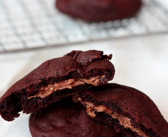 Chocolate cookies with caramel filling / Suklaakeksit kinuskisydämellä