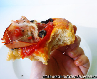 Pizza z mozzarellą, pomidorami i szynką parmeńską