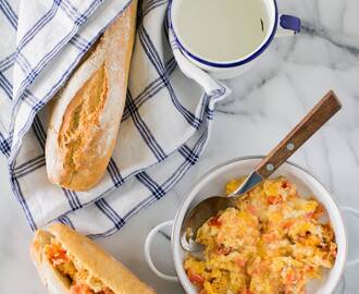 Huevos revueltos con tomate y queso