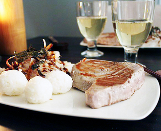 Tonnikalafile retikkasalaatin ja Onigirien kera | Tuna steak with radish salad and onigiri