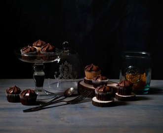 Vanilkové a čokoládové cupcakes s nutellovou polevou