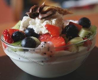 828) Śniadanie nr 291: Jogurt grecki z owocami.