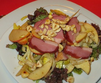 Salade met gerookte wilde eendenborstfilet, Lollo Rossa, appel en hazelnoten
