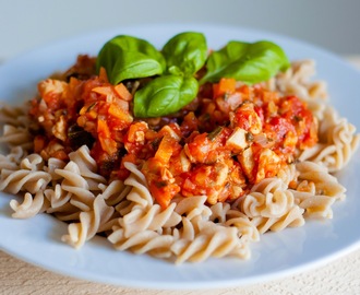 Wat eten we vandaag: Volkoren pasta met kip en groenten in tomatensaus