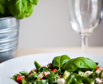 Gezonde maaltijd: Salade met gebakken zalmfilet en veel gezonde groenten
