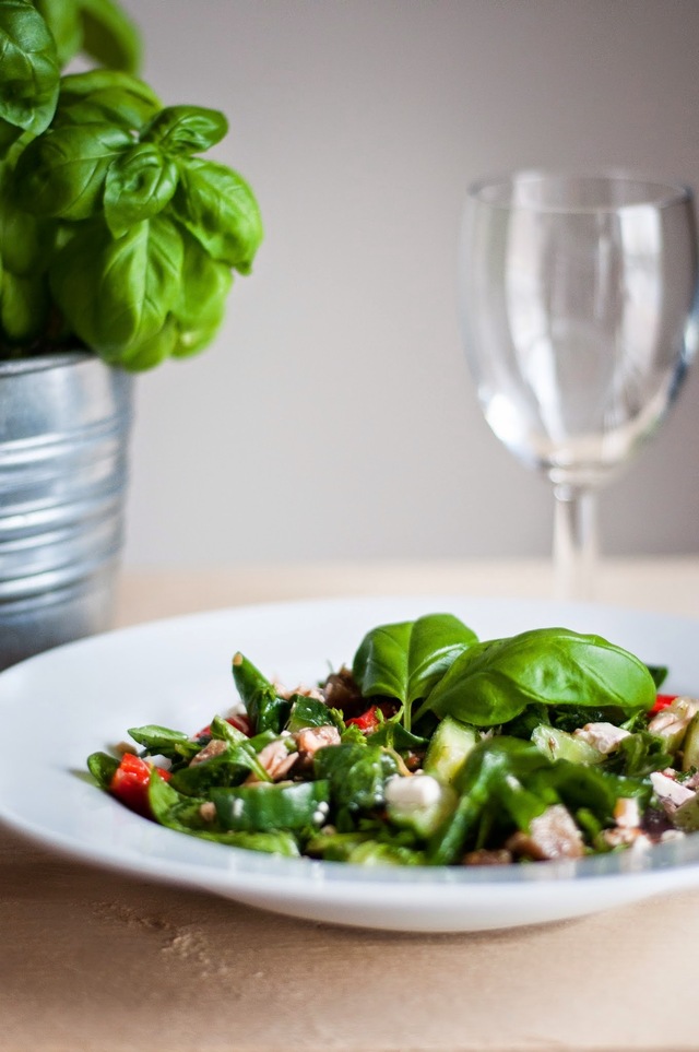 Gezonde maaltijd: Salade met gebakken zalmfilet en veel gezonde groenten