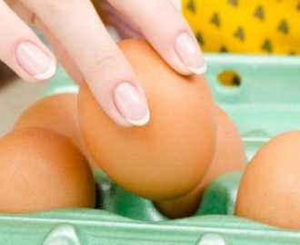 8 Maneiras de usar a casca de ovo em casa Em vez de jogar a casquinha fora depois de preparar o ovo, guarde-a para utilizá-la em casa. Guarde-a para utilizá-la no jardim, na limpeza, na cozinha e até na decoração.