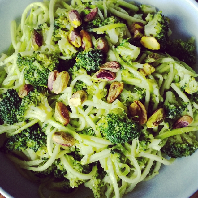 Courgette spaghetti met broccoli en pistachepesto