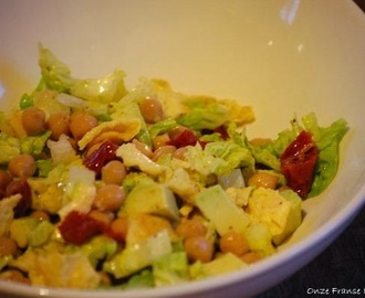 Salade met kikkererwt, avocado, zongedroogde tomaat en ei