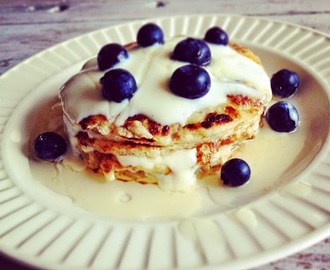 Recept - Banana pancakes met vanille sojayoghurt, blauwe bessen & agavesiroop