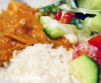 Dinner: Curry met kip, kokosrijst en frisse salade van komkommer, tomaat en yoghurt