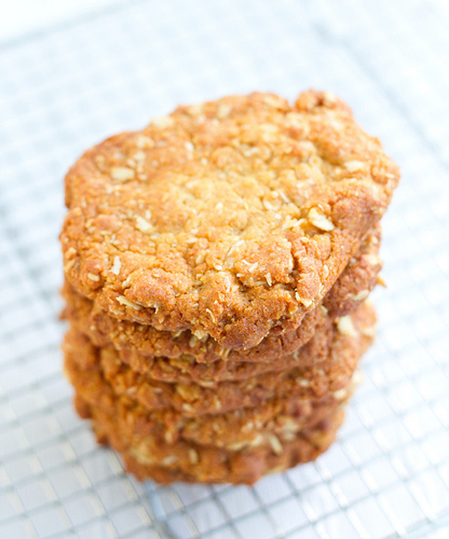 ANZAC biscuits (recipe for coconut oat cookies)