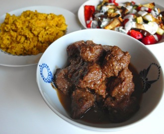 Marocký guláš s kuskusom a pečenou zeleninou s harissou a jogurtovým dresingom