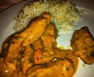 Pollo al curry con arroz basmati aromatizado con clavo