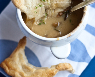 Kremowa zupa z leśnych grzybów zapiekana pod ciastem francuskim