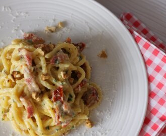 Spaghetti alla Carbonara z orzechami włoskimi w sosie na bazie pomidorów suszonych, czosnku i pietruszki zielonej