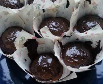 Schokolade-Muffins mit Zimtglasur (Cinnamon Glazed Chocolate Muffins) – vegan