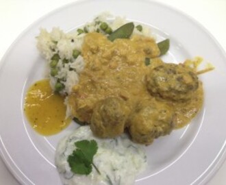 Indiase curry met gehaktrolletjes en groene rijst