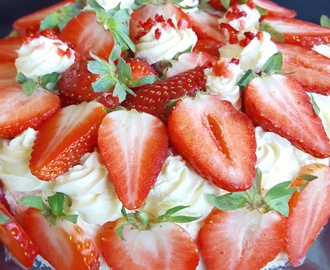 Klassisk gräddtårta med jordgubbar
