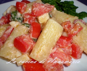 Pasta fredda con parmigiano, scamorza e pomodori, ricetta fresca