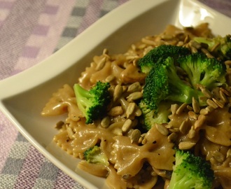 Veckans vegetariska: Pastasås med broccoli, vitlöksfrästa champinjoner och solroskärnor