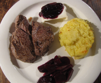 Oxfilé med gratinerad västerbottenstimbal, smörstekta rödbetor & chèvre med svartvinbärsmarmelad