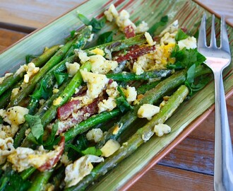 Salade met groene asperges, ei en blauwe kaas