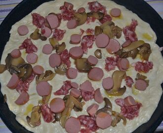 Pizza bianca con salsiccia, funghi e wurstel
