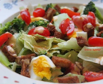 Salade met krokante tofu en romige sambaldressing