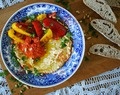 Hummus en harissa, met gegrilde paprika