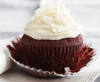 Red Velvet Cupcakes with White Chocolate Filling and Mascarpone Frosting