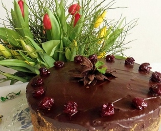 Tort czekoladowy z bitą śmietaną serkiem mascarpone i wiśniami