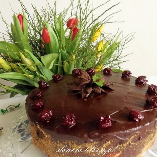 Tort czekoladowy z bitą śmietaną serkiem mascarpone i wiśniami