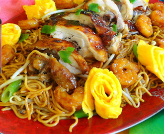 5-Sterren Surinaamse Tjauw Min met grilled honey chicken, garnalen en taugé