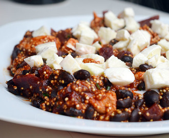 Quinoa met rode biet, zwarte bonen en mozzarella
