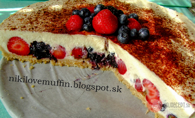 Nepečený javorový cheesecake s lesným ovocím