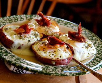 Pommes de Terre aux Oeufs (Baked potato filled with eggs, bacon, sun dried tomatoes and cheese)