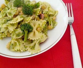 Pasta con ceci, broccoli e pancetta e la lettera V