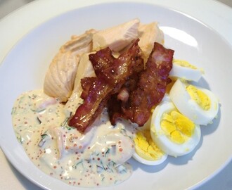 SOFIES LCHF - Strikt LCHF: Kokt lax med räk- och romröra, kokt ägg och knaperstekt bacon