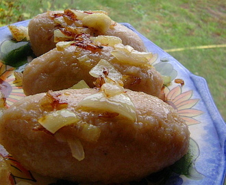Pyzy ziemniaczane z tartych ziemniaków z mięsem