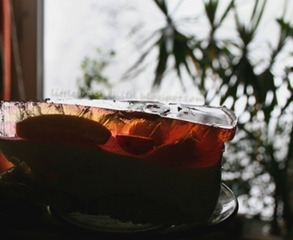 868) Lekki puszysty sernik na zimno z brzoskwiniami i galaretką.
