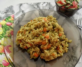 Padlizsános-zöldséges rizs hot madras curryvel, paradicsomos uborkasalátával