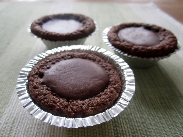 Kladdiga chokladmuffins med chokladkräm