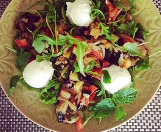 Recept - Lichte salade van zuiderse groenten, rucola & geitenkaas