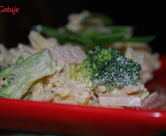 Sałatka z makaronu ryżowego z brokułem,porem i kukurydzą