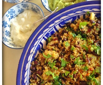 Quinoa met zwarte bonen, kip & avocado salsa