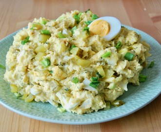 Tłuczone ziemniaki z ogórkami konserwowymi i jajkami