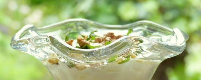 Recept: Griekse yoghurt met honing, munt en walnoten